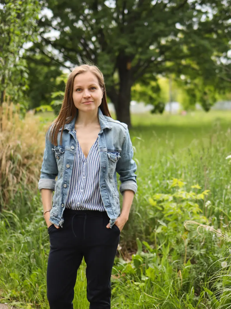 Zdjęcie Katarzyny Fusiek frontem w plenerze